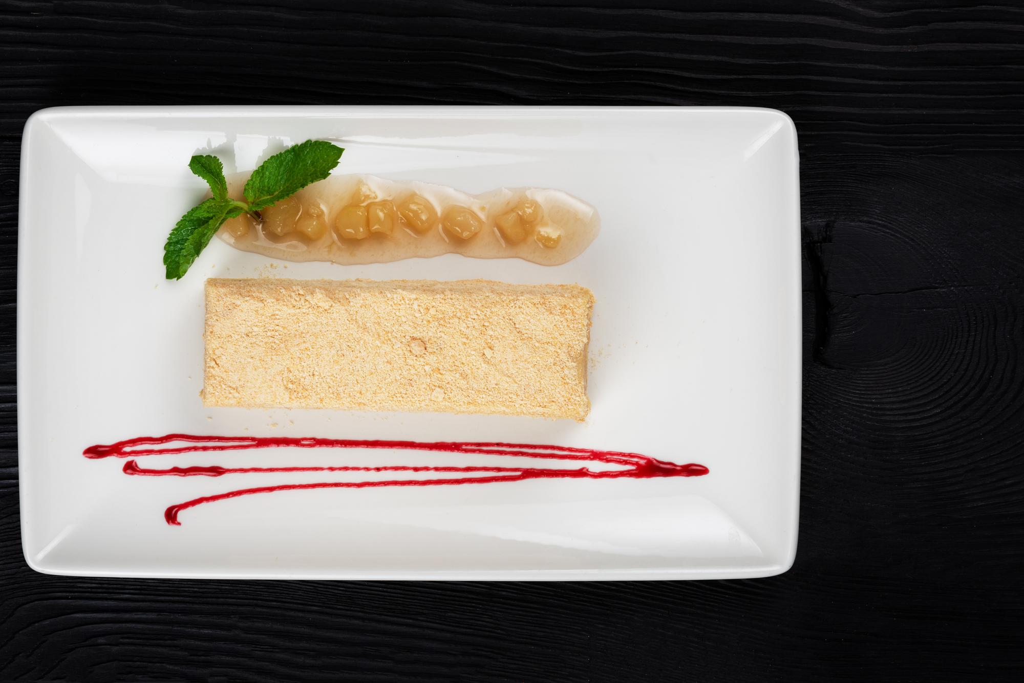 Sous-vide tabakta beyaz sos ile sunum